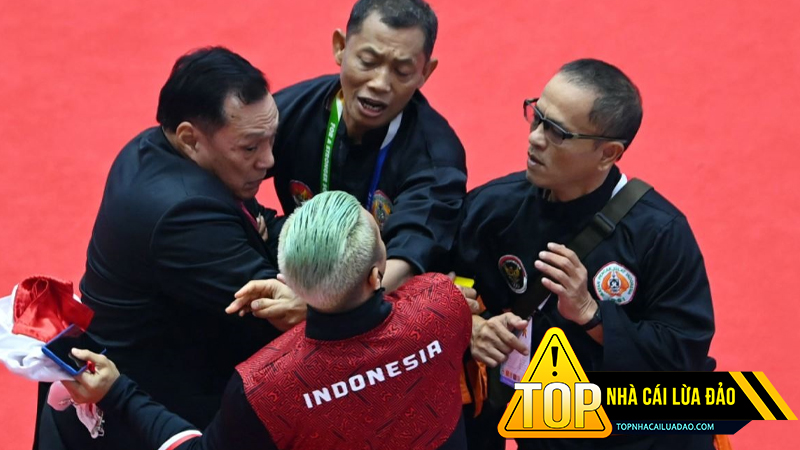 HLV Pencak Silat của Indonesia tấn công trọng tài đồng hương